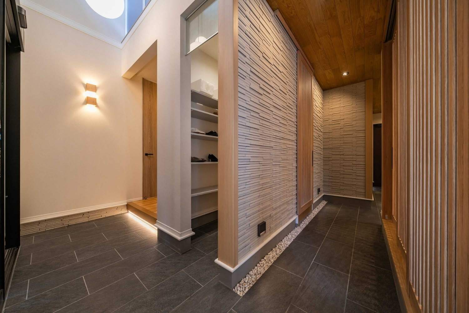 小路で自然とふれあい会話を生む