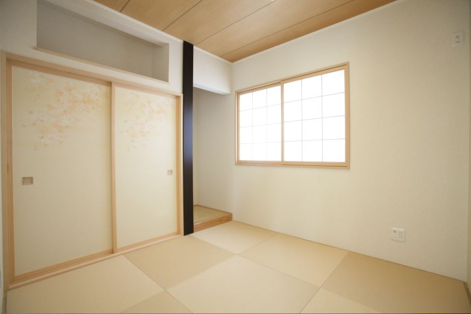 和室は純和風に。そんなご夫婦のこだわりのつまった和室です。<br/>
タタミ・サッシ・天井の色をそろえ、部屋全体を落ち着きのある空間に。<br/>
そこへ、存在感のある床柱でアクセントをつけました。<br/><br/>

タタミ：白茶<br/>
床柱：紫鉄刀貼角柱
