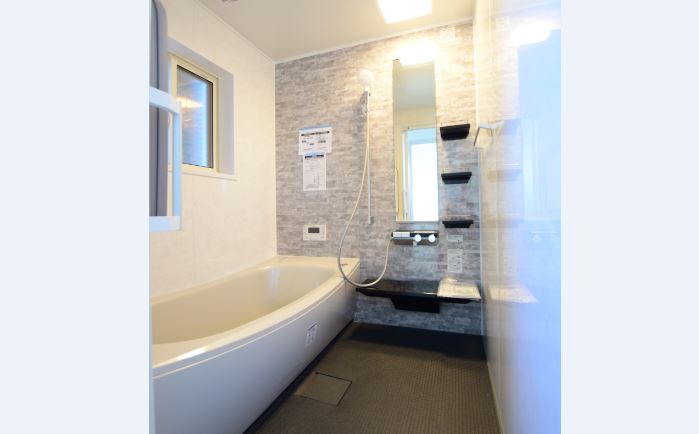 浴室は石目調のアクセントパネルを採用