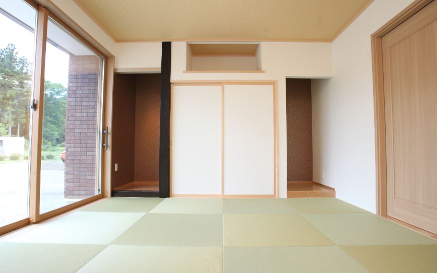 床の間や仏間、神棚を設置した独立和室<br/>
昔ながらの和室の良さも残しつつ、半帖畳でおしゃれな空間に<br/>銀白