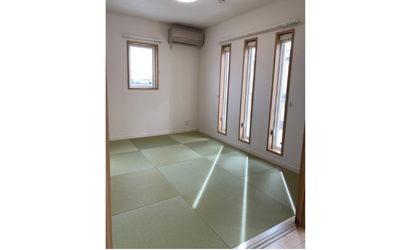 リビング併設の和室は、落ち着きのある空間に<br/>
畳：ダイケン　清流シリーズ　銀白