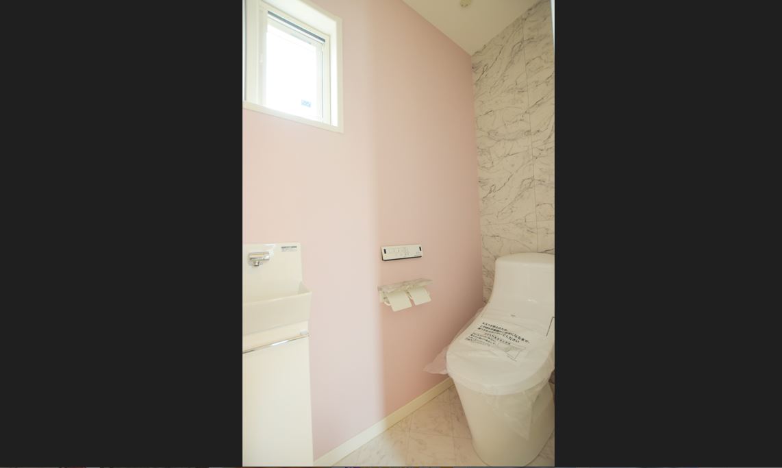 トイレは壁や床はもちろん<br/>
紙巻き器まで大理石柄に統一
