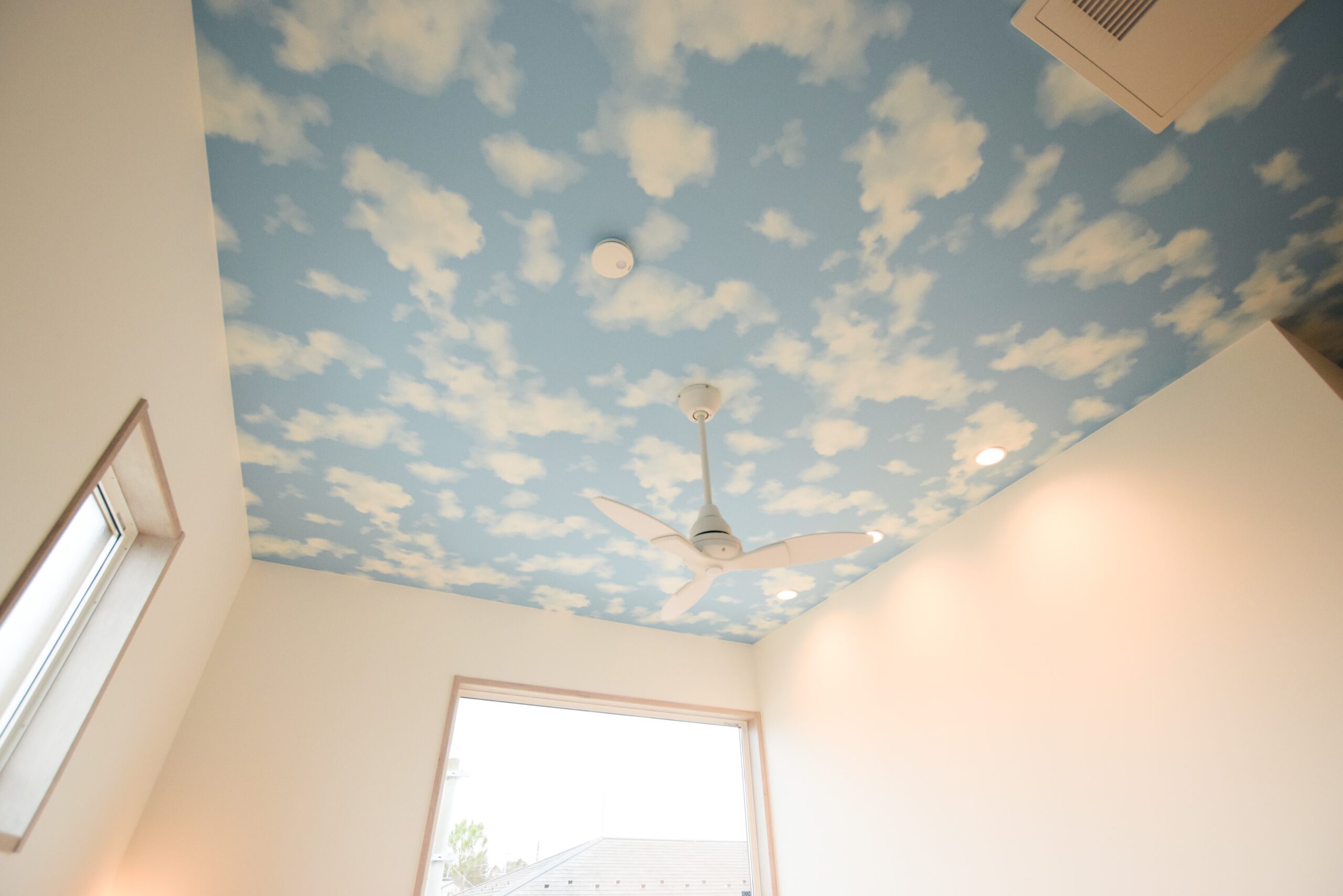 天井を見上げるといつでも青空が広がっているので元気で明るい空間に<br/>
RE53453