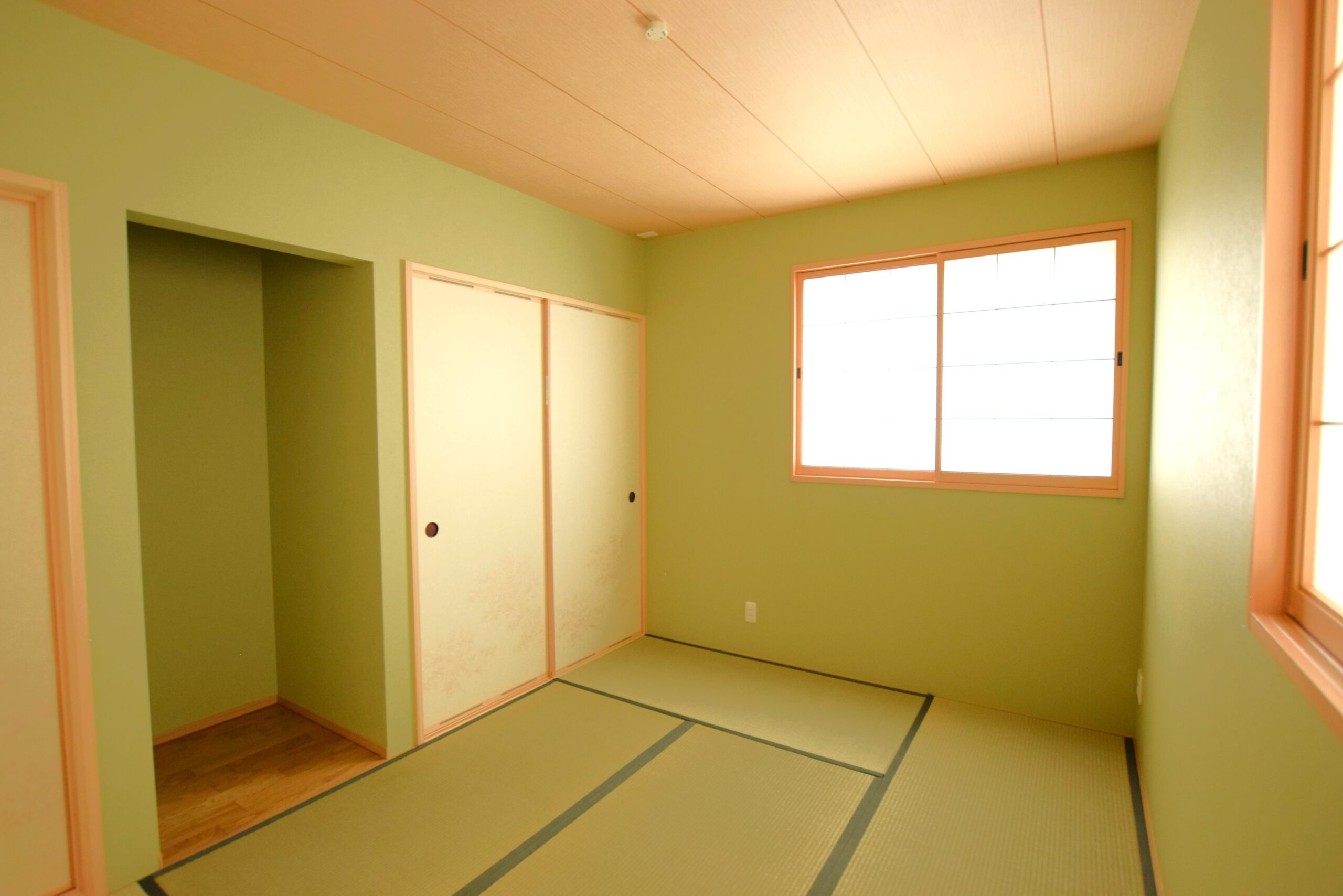 杉柾目柄の天井に緑色のクロスを組み合わせ、落ち着いた雰囲気の和室に<br/>
天井　SP2869 　/　クロス　SP2880