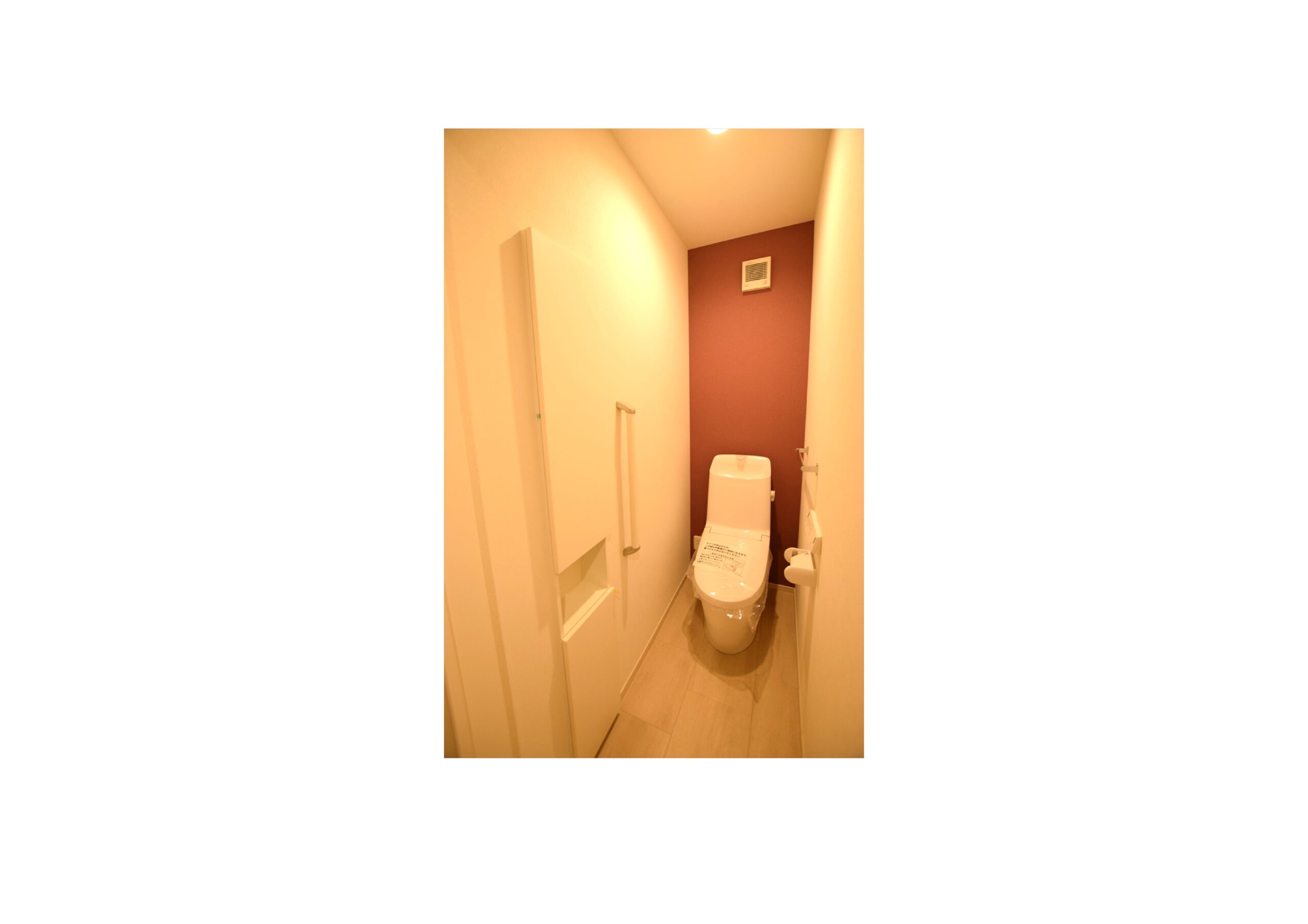 トイレ背面の壁には、遊び心でラメ入りのクロスを使用しています！<br/>
ベースクロス：CL2302　アクセントクロス：RE53226