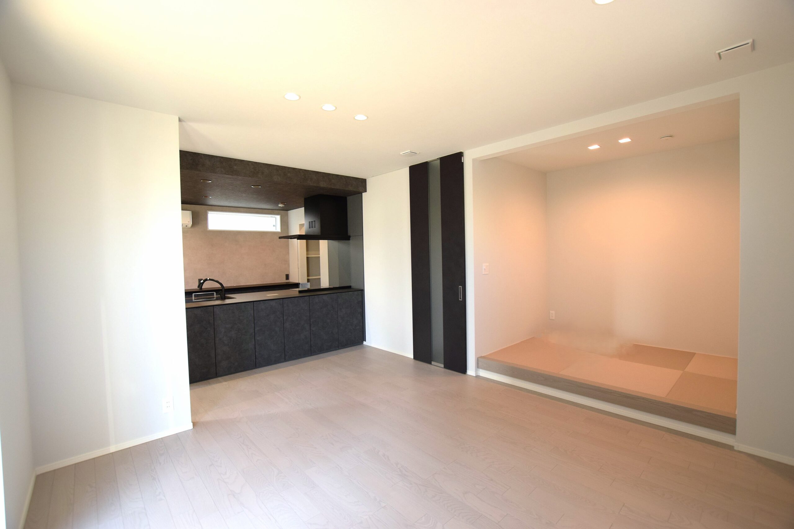 くつろぎ方が広がる、<br/>タタミ小上がりのあるリビング