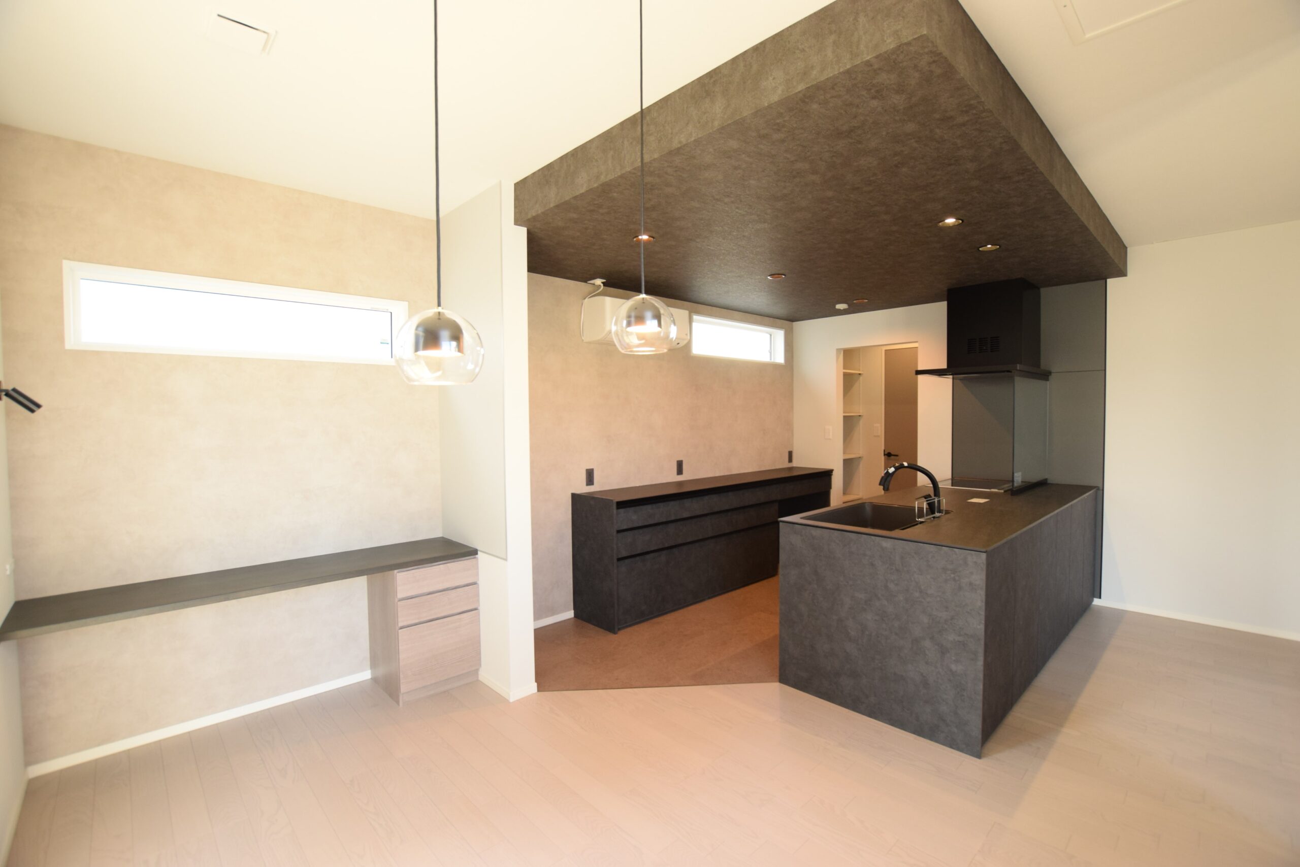 造作でスタディコーナーを設置。お子様の勉強にもちょこっとした家事にも便利です。<br/>
また、キッチン横にパントリーもあり、収納力ばっちりです。