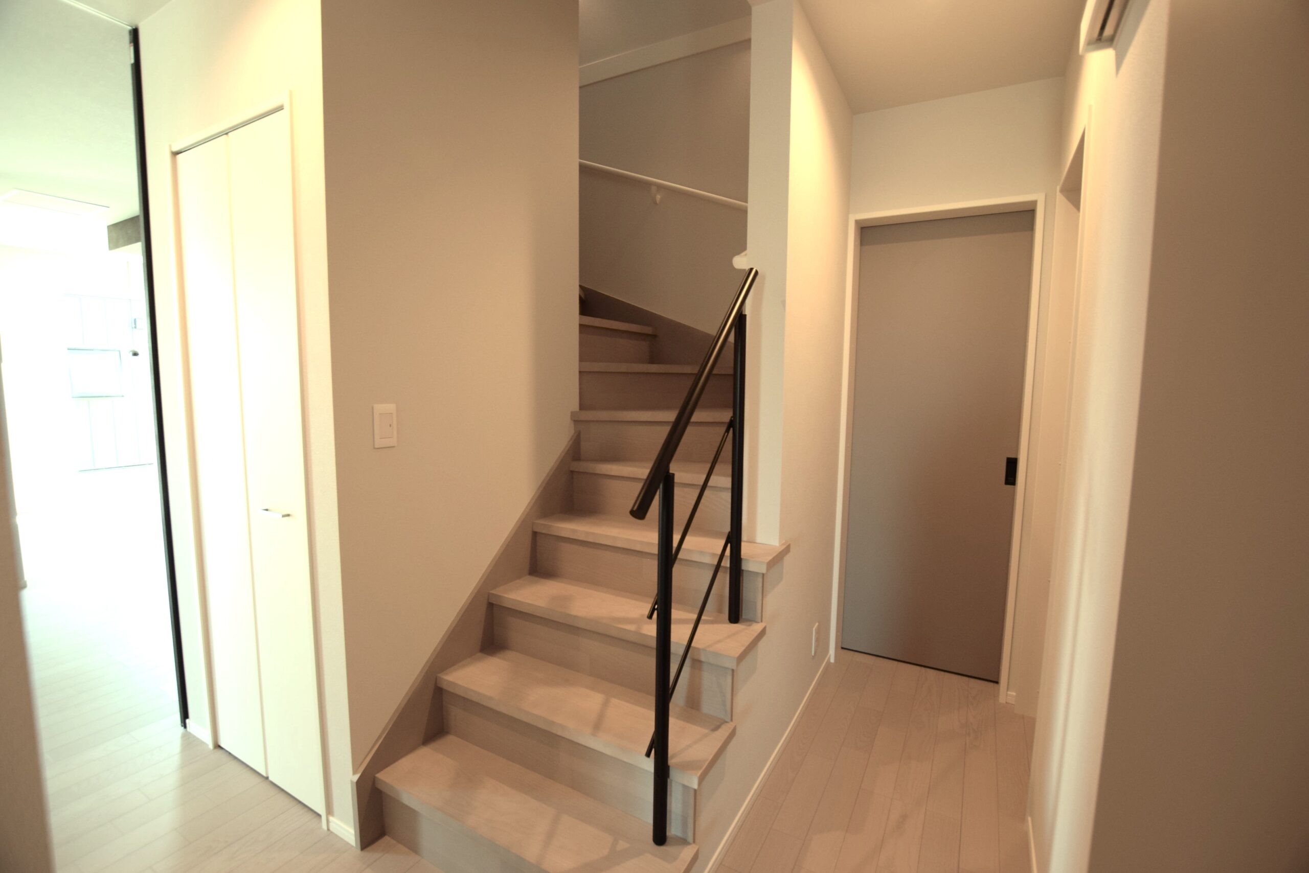 階段の手すりをブラックのアイアン手すりにすることで、洗練されたシンプルモダンな雰囲気になります。<br/>
また、空間の圧迫感も軽減してくれます。