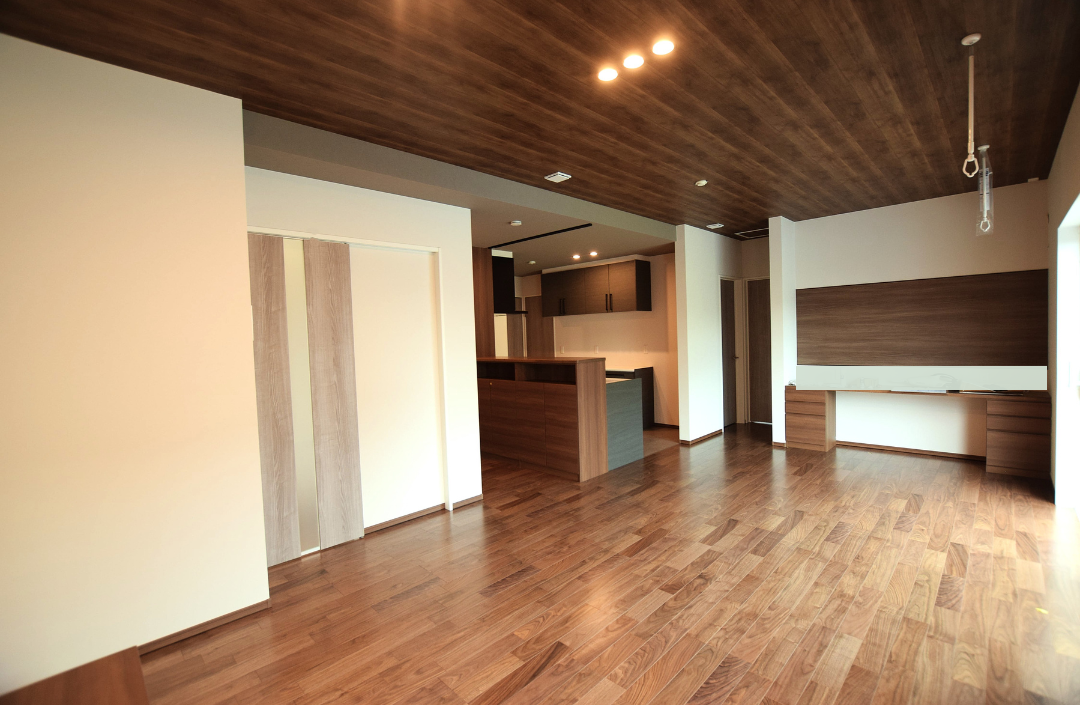 キッチンを中心に、家の中をスムーズに移動できる回遊動線を計画。<br/>
家事や身支度の動きが短くなり、忙しい日常でもストレスを感じにくい間取りです。<br/>
見た目だけでなく、暮らしやすさにもこだわりました。<br/><br/>