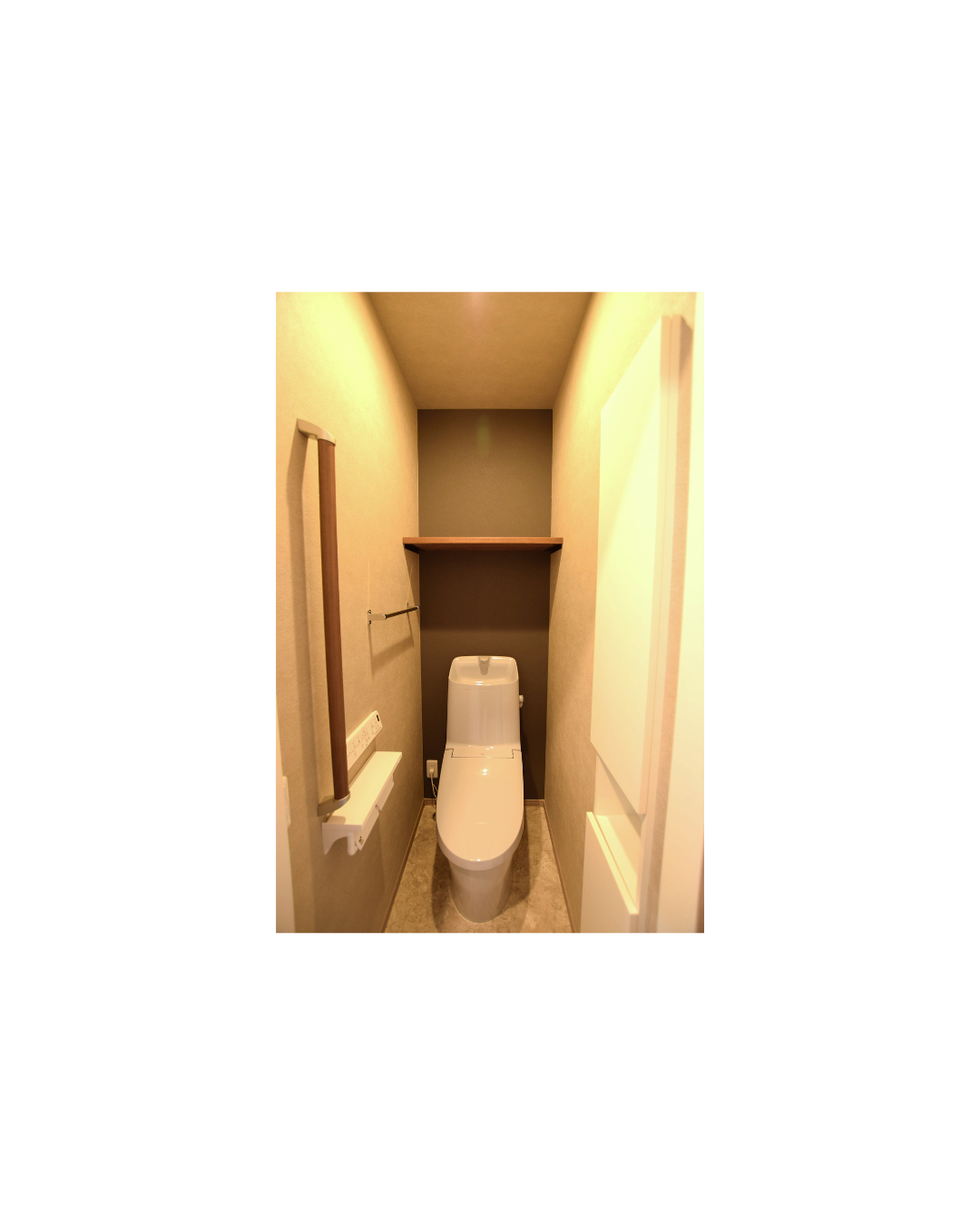 背面棚と埋め込み収納を備えたトイレ。ストック品や掃除用品もすっきり収まり、使い勝手の良い空間です。