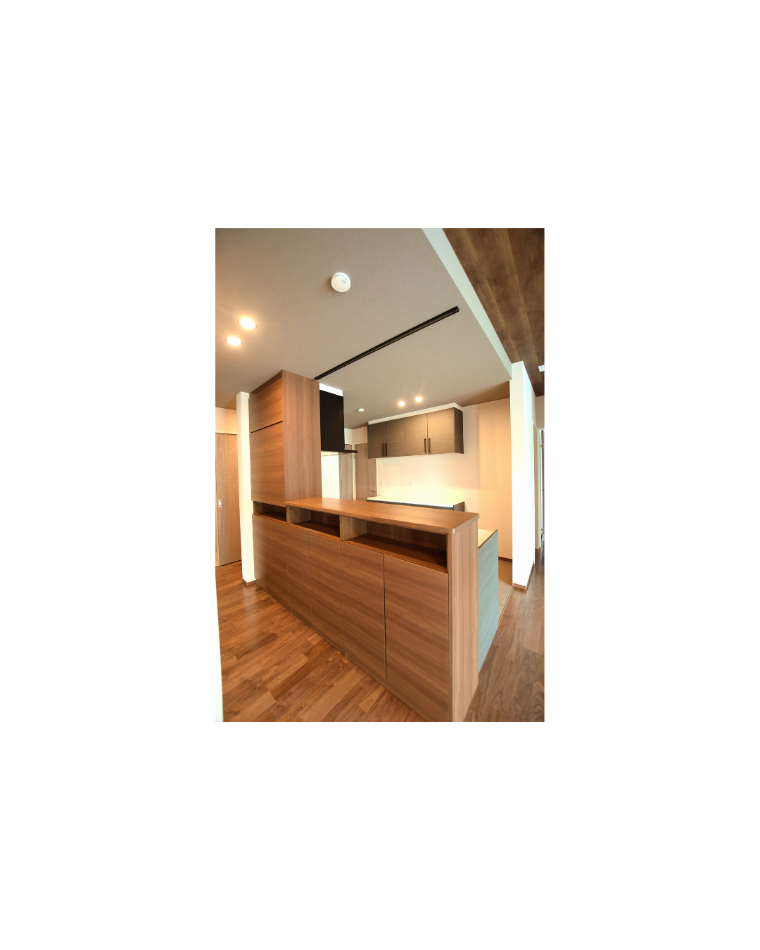 キッチンと美しくつながる、造作収納のある空間