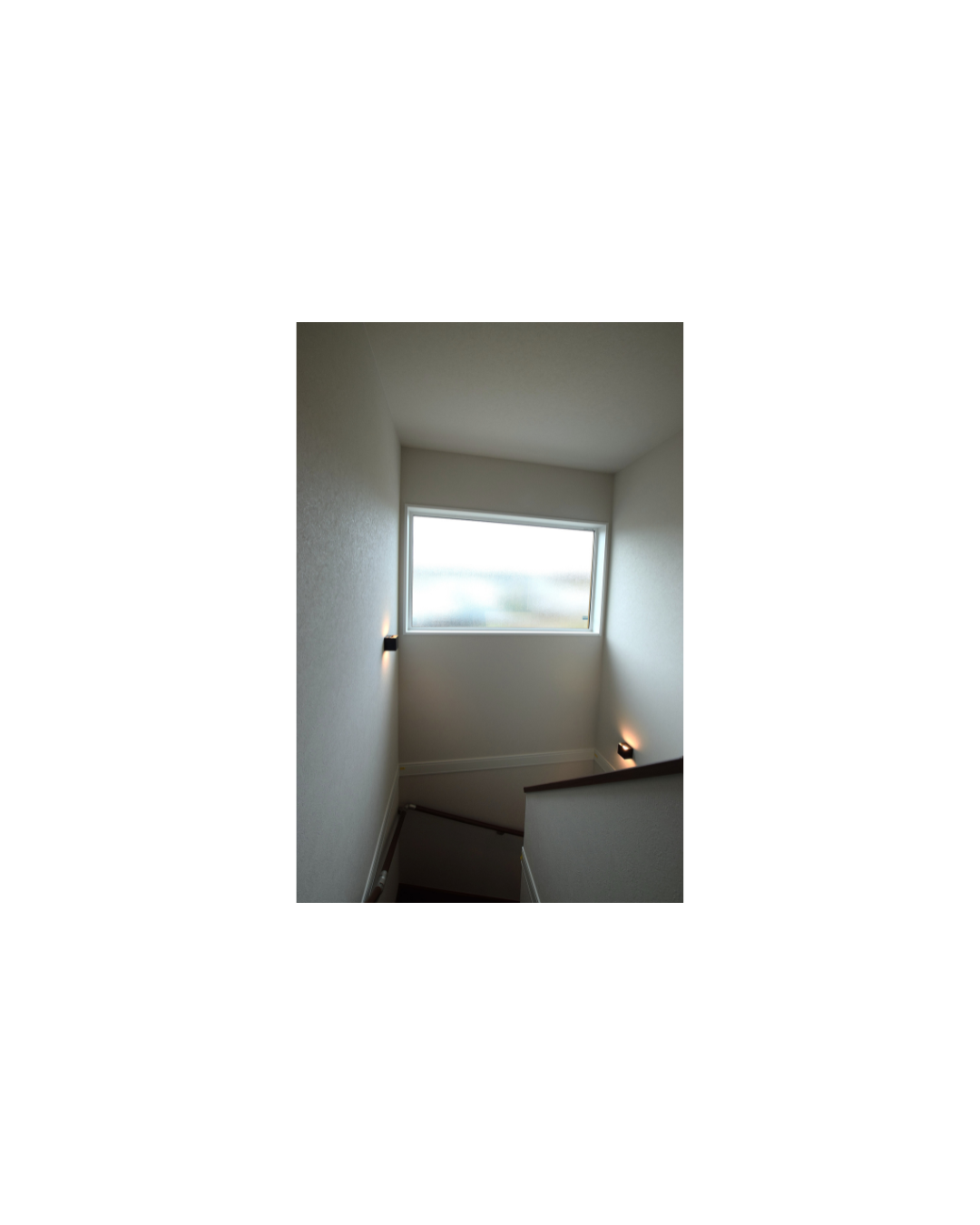 北側に設けた大きな窓から、やわらかな自然光が差し込む明るい階段空間。<br/>
直射日光が入りにくく、一日を通して安定した明るさを保ちます。